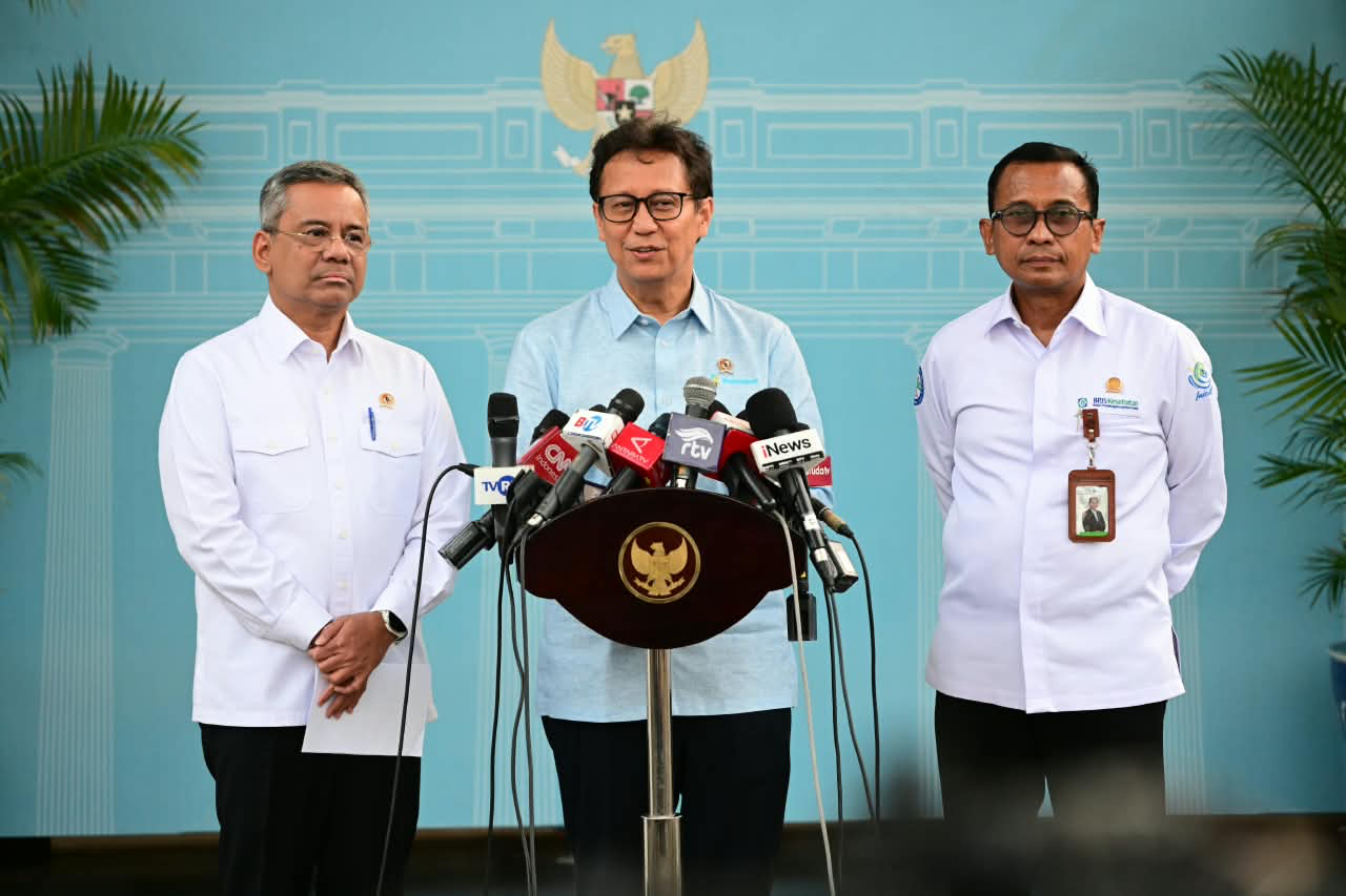 Minister Budi Gunadi Sadikin speaking at a press conference at the State Palace