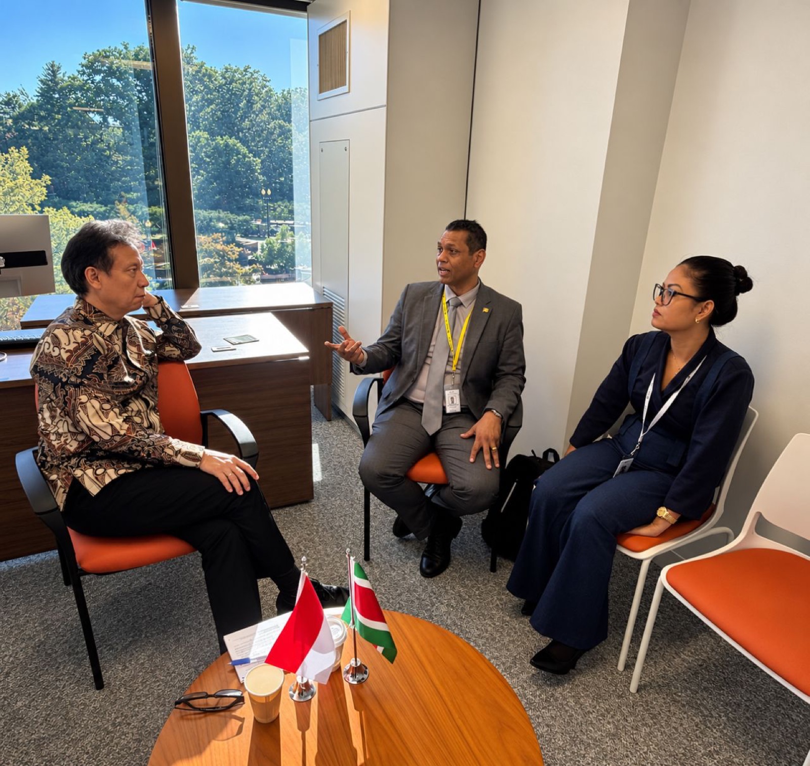 Minister Budi Gunadi Sadikin in discussion with Dr. Rakesh Gajadhar Sukul, Permanent Secretary of Health for Suriname, and delegates during the 63rd PAHO Directing Council